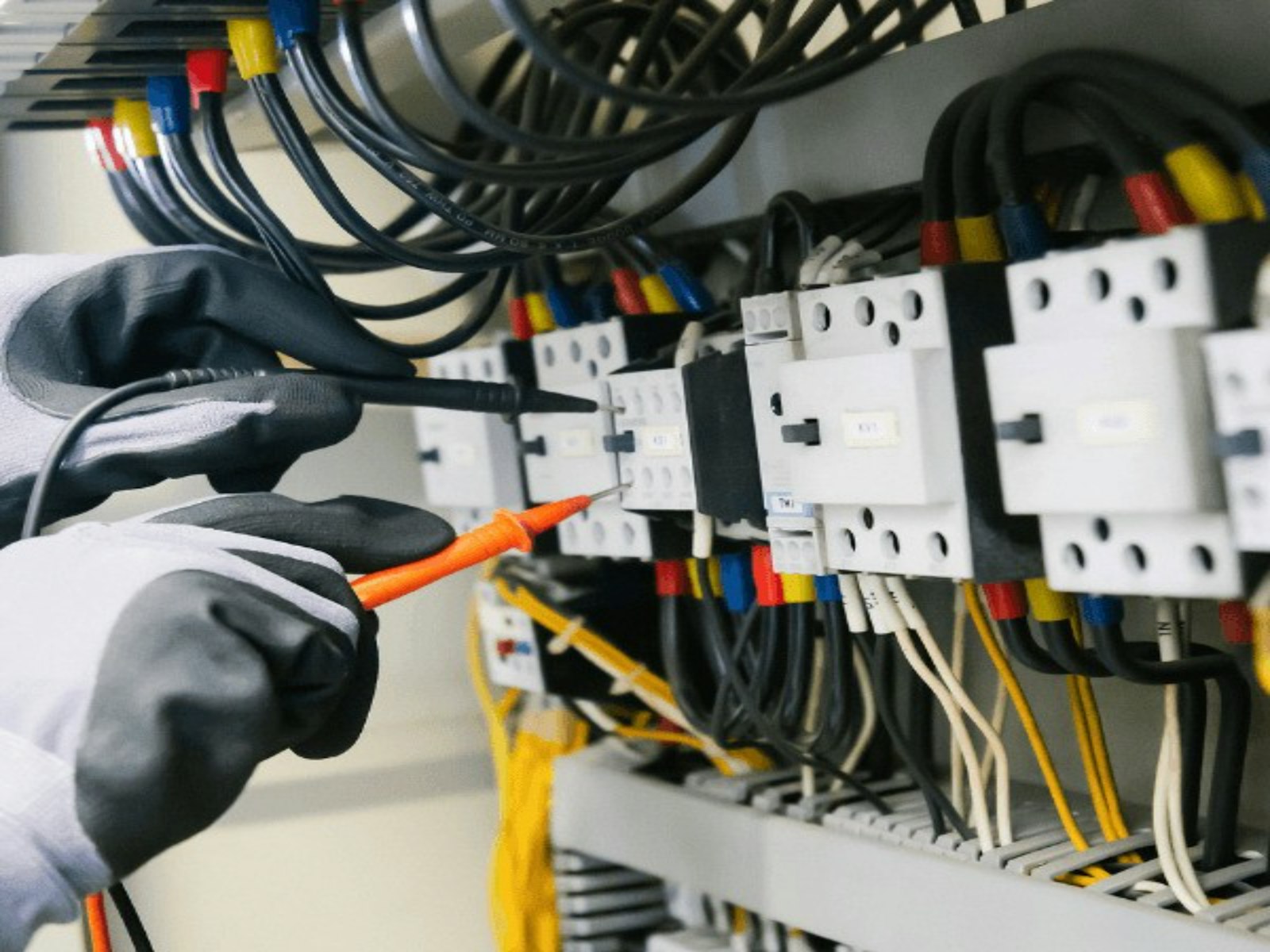 Tecnico durante una verifica strumentale con multimetro